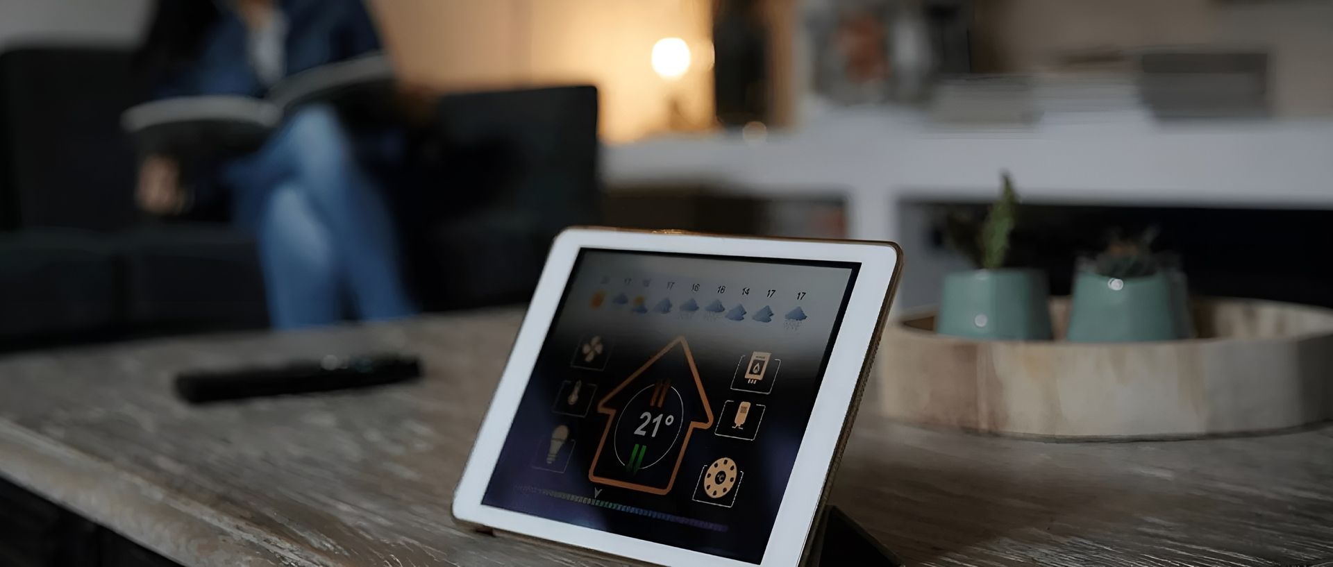 Tablet mit Smart-Home-Steuerung zeigt Temperaturregelung in modernem Büro